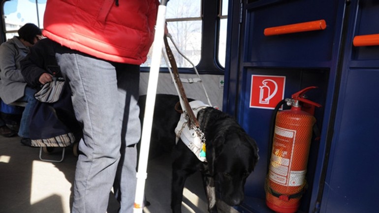 Ohľaduplnosti k nevidiacim cestujúcim má učiť aj reklama - Nevidiaci1