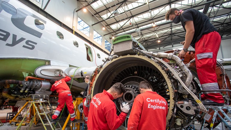 Pracovníci spoločnosti Austrian Technik Bratislava - hangár letiska BTS