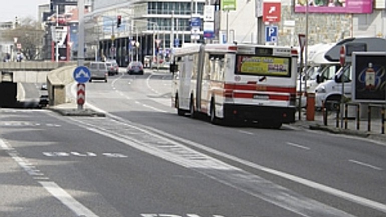 Taxíky budú môcť jazdiť v pruhoch pre autobusy a trolejbusy - bus_pruh