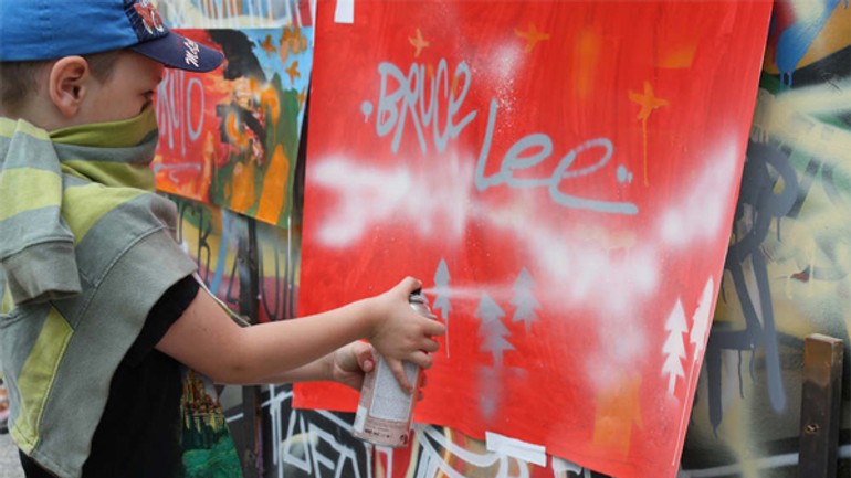 Grafiťáci dnes v bratislave pomaľujú tri vagóny - Bsaf 2012