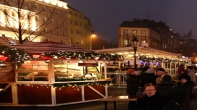 Pozrite si stromček, ktorý bude už v pondelok na hviezdoslavovom námestí - vianocne_trhy_hviezdko