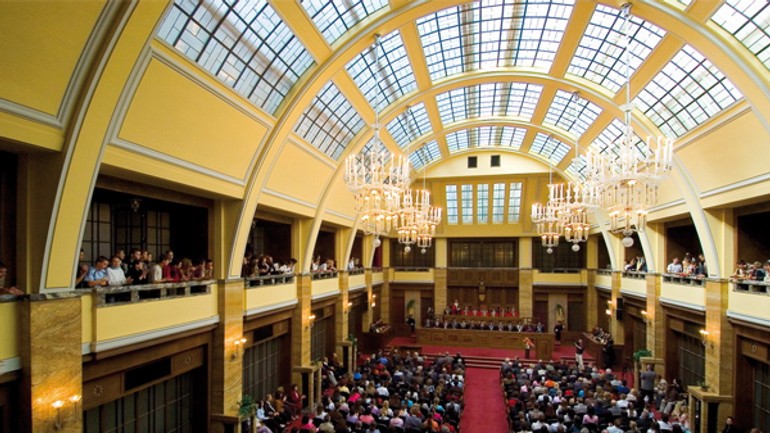 Farbou promócií na univerzite komenského sa stala čierna - aula_uk