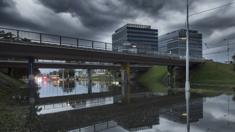 Zaplavená  nadúrovňová križovatka Bajkalská - Ružinovská po daždi 