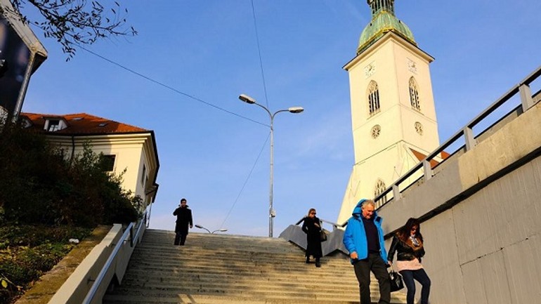 Schody pri moste snp po rokoch opravili - schody