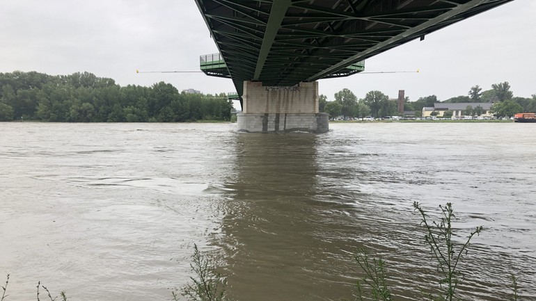 Vysoká hladina Dunaja pod Starým mostom