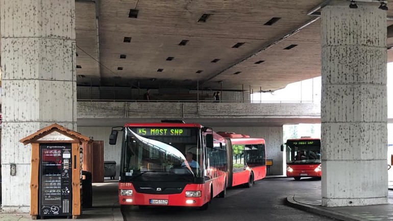 Autobus X5 pod Mostom SNP