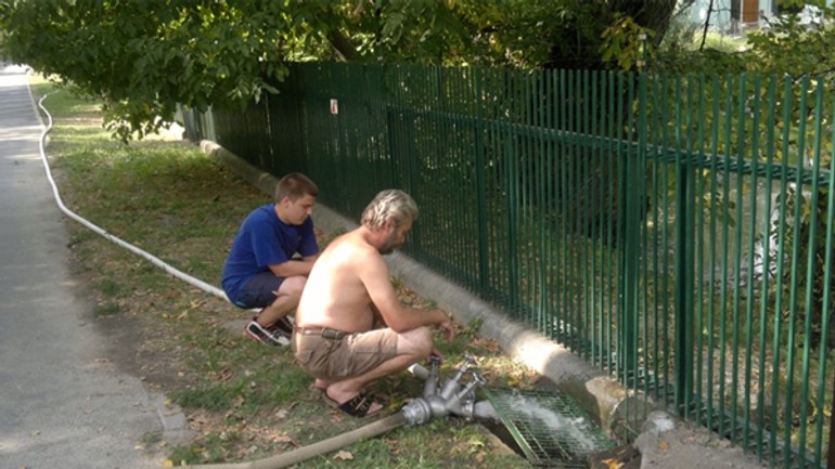 Schladiť sa v teplom počasí pomáhali zvieratám v zoo aj hasiči - Zoo hasici1