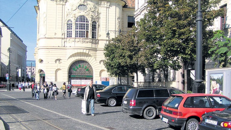 Už aj na námestí ľ. štúra parkujú autá - Namestie2