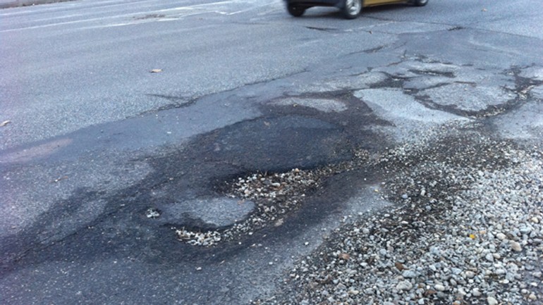 Počas leta opravujú aj výtlky zo zimy - vytlk_tomasikova