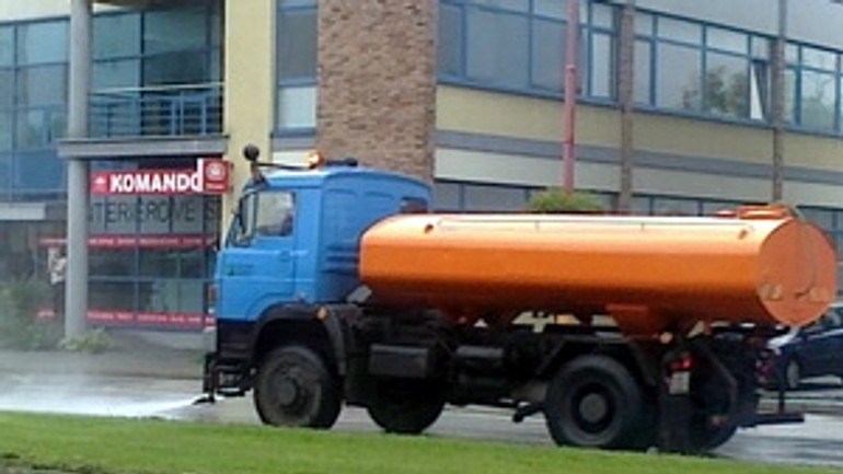 Bratislavské ulice polievali, aj keď pršalo - polievanie_ulic