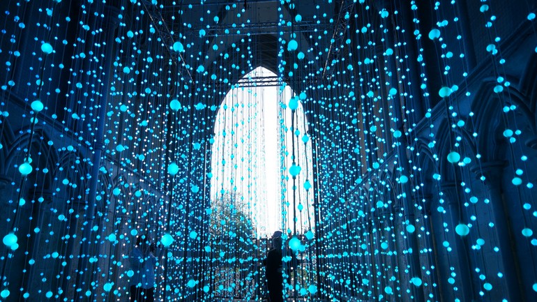 Biela noc Dielo Submergence -britská skupina Squidsoup tvorené z 8000 svetelných bodov