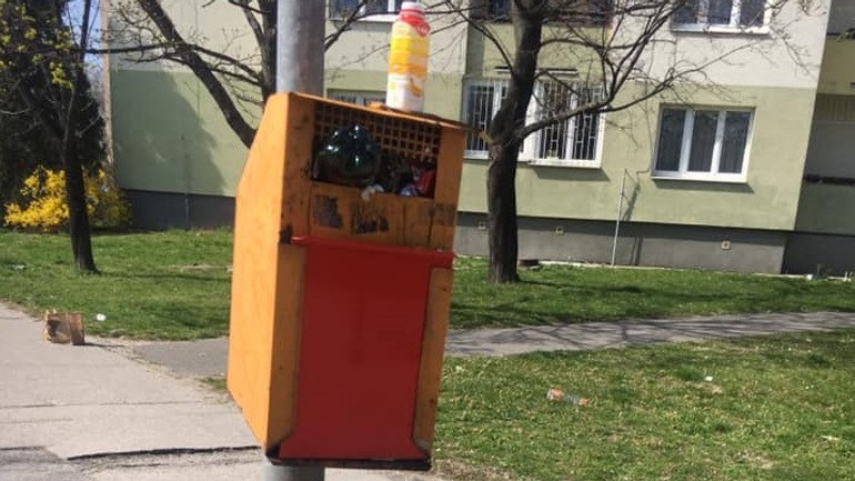 Kôš na zastávke MHD