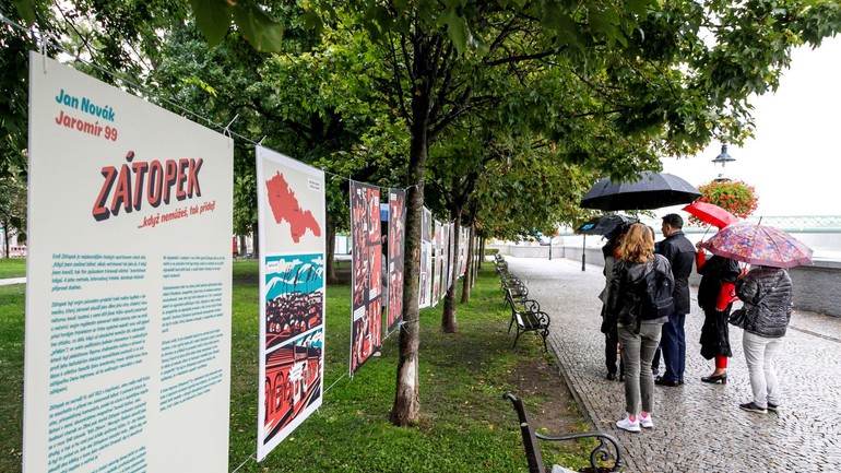 nímka z otvorenia exteriérovej výstavy Zátopek: …když nemůžeš, tak přidej! na Vajanského nábreží