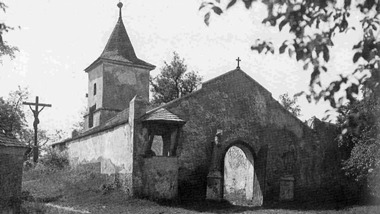 Na kalvárii postavili kostol bez strechy - Pamatnik1