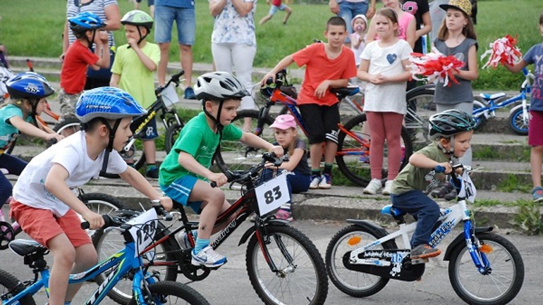 Súťaž: malí veľkí cyklisti sa stretnú v parku družba - cyklisti dubravka