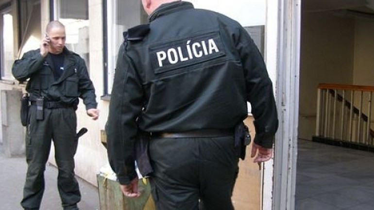Polícia kontrolovala pracovníkov sbs na predvianočných akciách - Yxk7lfW7QrmQGWQFChRQ7Q-Policajti-dvaja-policia-palino-jpg