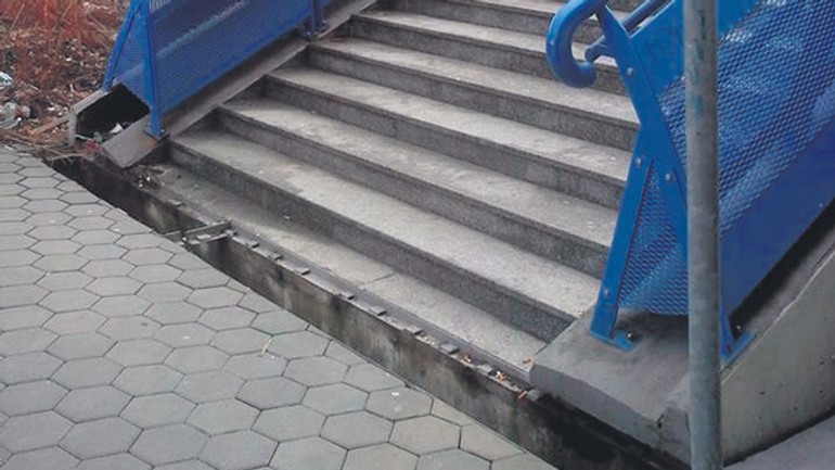 Pod schodami mosta apollo chýba rošt - Most apollo1