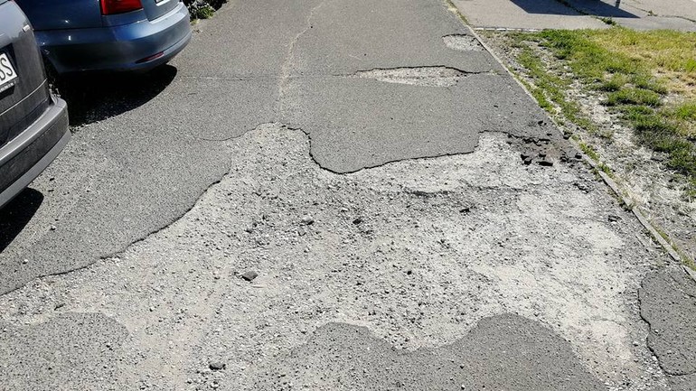 Rozbitý chodník na Súmračnej