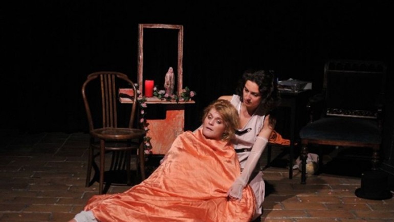 Edith piaf uvedú v divadle v podpalubí - Smrt v ruzovom1