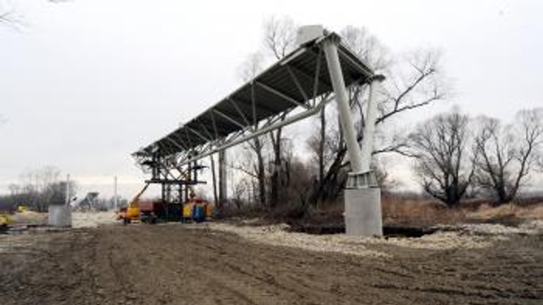 Pozrite sa, ako nad moravou rastie most chucka norrisa - Most1