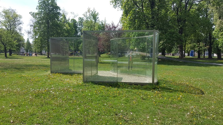 Sklenené tabule v Mestskom parku pri železničnej stanici v Košiciach