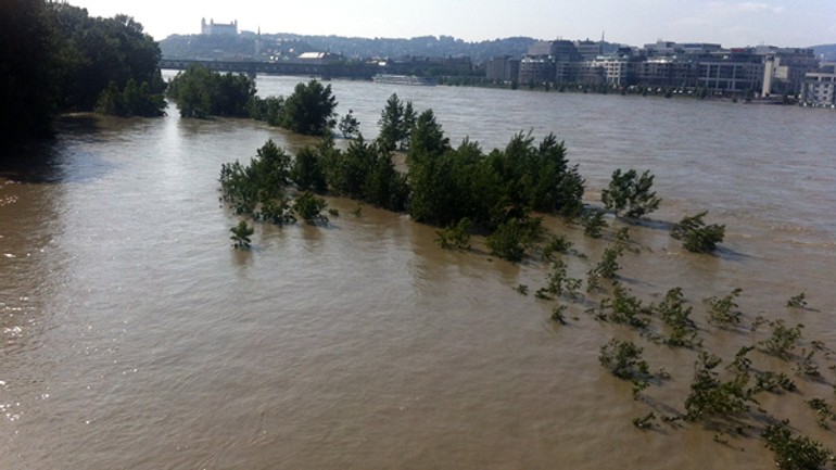 Deň ôsmy: v bratislave trvá najvyššia protipovodňová aktivita - dunaj_0806_08