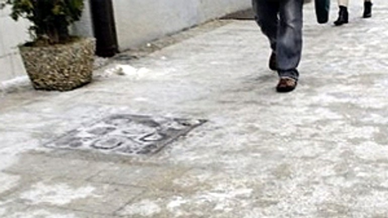 Ľad na chodníkoch môžu ľudia nahlásiť samosparávam - chodnik_lad2