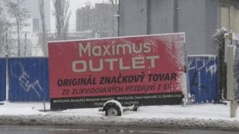 S reklamou na chodníkoch si polícia ani samospráva nevedia poradiť - vozik1