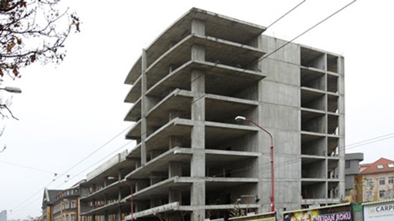 Súd zastavil žalobu pre spornú stavbu na šancovej - sancova_skelet1