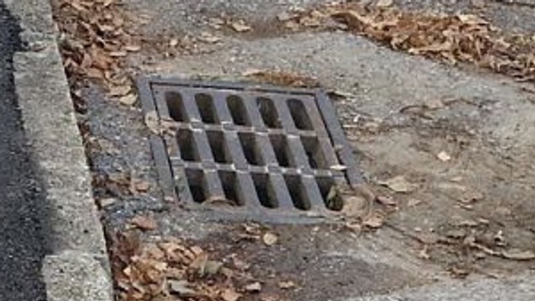 Karlova ves dala vyčistiť dažďové vpusty - vpust