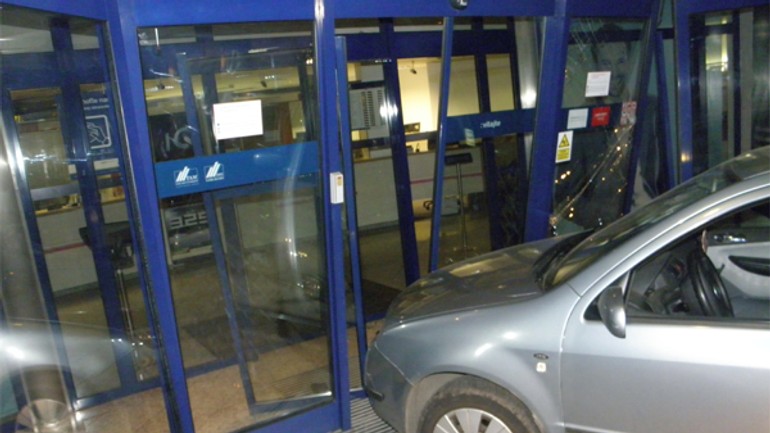 Na račianskej opitý vodiči skončil s autom v banke - nehoda_racianska1