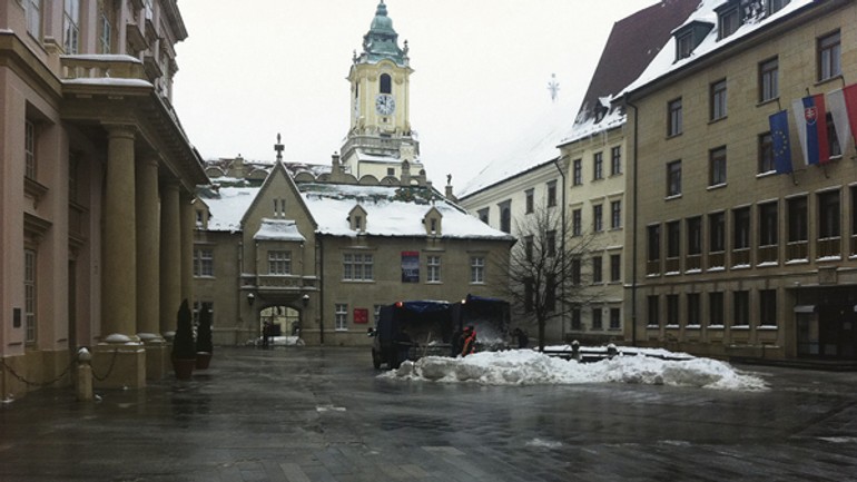 Priechody nemal kto odhrnúť, prioritu malo primaciálne námestie - primacialne1