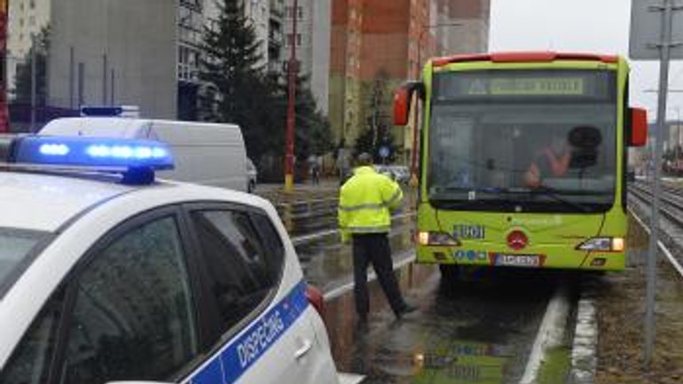 V dúbravke sa zrazil autobus mhd s dodávkou - t_20170221Nehoda_Saratovska01406742