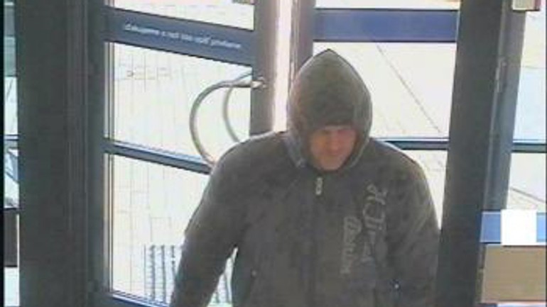 Polícia pátra po mužovi, ktorý minulý týždeň prepadol banku - pachatel_24092013