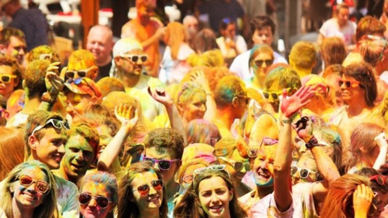 Mesiac plný farieb, svetla, hudby, tanca - farbam_neujdes