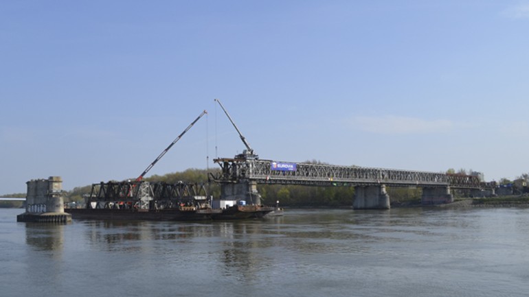 Ďalšie mostné pole starého mosta je odstránené - starymost_30032014_3