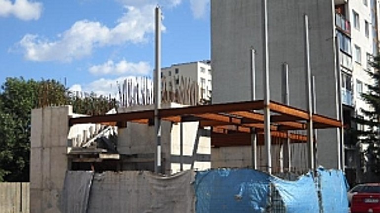 Polícia obvinila jedného čierneho stavebníka z dúbravky - Cierna stavba