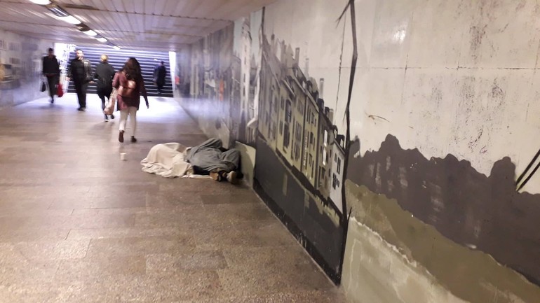 Bezdomovci v podchode