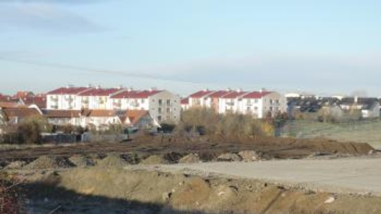 Pri obytnej zóne v devínskej novej vsi pracujú bagre i buldozéry - zamajerske