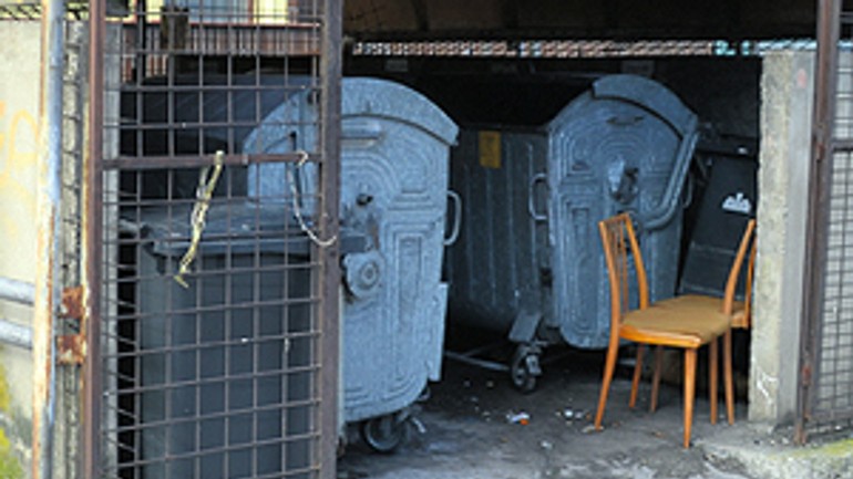 Trpia zápach kontajnerov susedov, samospráva v tom problém nevidí - bucinova1