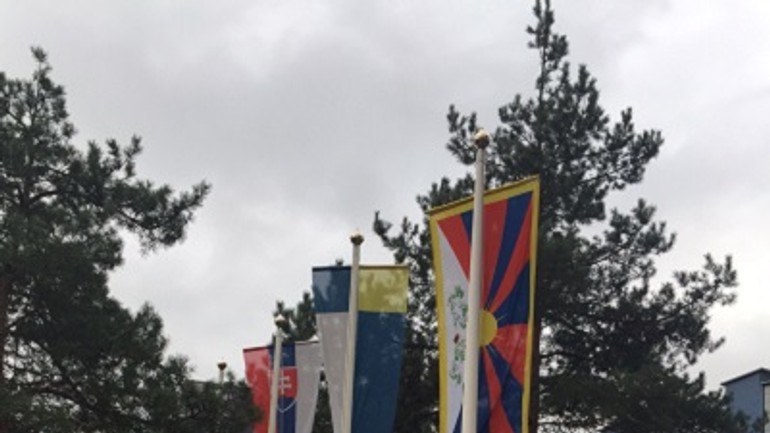 Pred úradmi vztýčili vlajku tibetu - tibet bsk 1