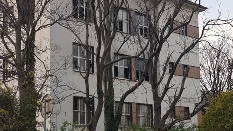 Chátrajúci dom pri hlavnej stanici