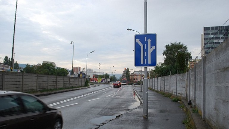 Nervózny šofér po nehode napadol 61-ročného vodiča druhého auta. zadržala ho polícia! - Kukucinova