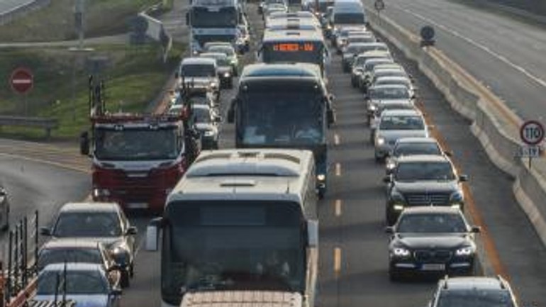 Video: kolóny na d1 medzi bratislavou a trnavou, prevrátil sa tam kamión - t_D1_nehoda_04_1416301