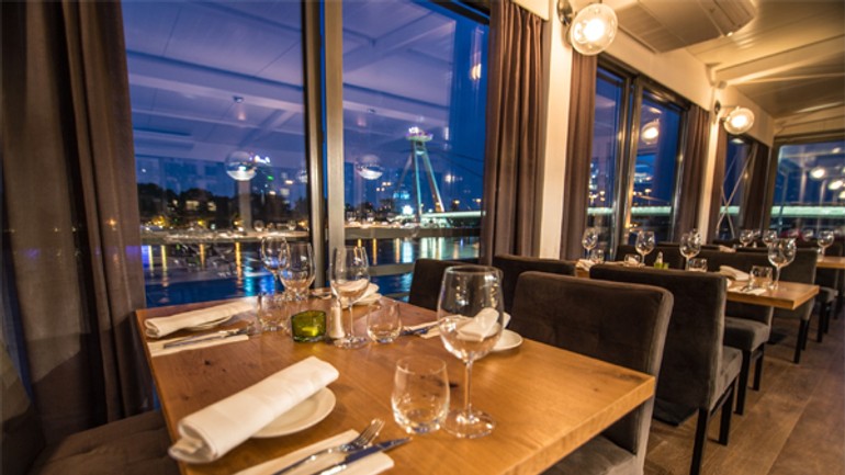 Na dunaji kotví luxusný surf’n’turf - surf_n_turf