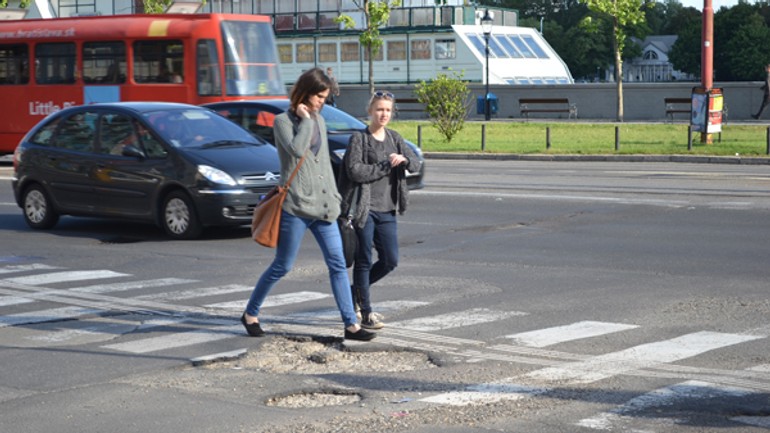 Výtlky na priechode pre chodcov nemá kto opraviť - rigeleho1