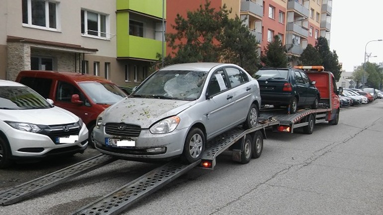 Petržalku hyzdia vraky áut. prečo ich nie je možné jednoducho odpratať? - 20170504_133347