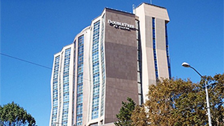 J. široký kúpil akcie hotela od mesta za symbolickú cenu - Hotel tp