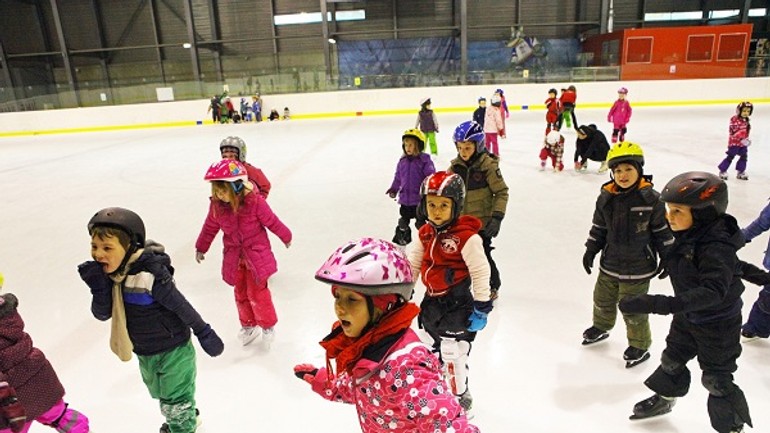 Novomešťania si majú možnosť zakorčuľovať na zimnom štadióne - Korculovanie NM
