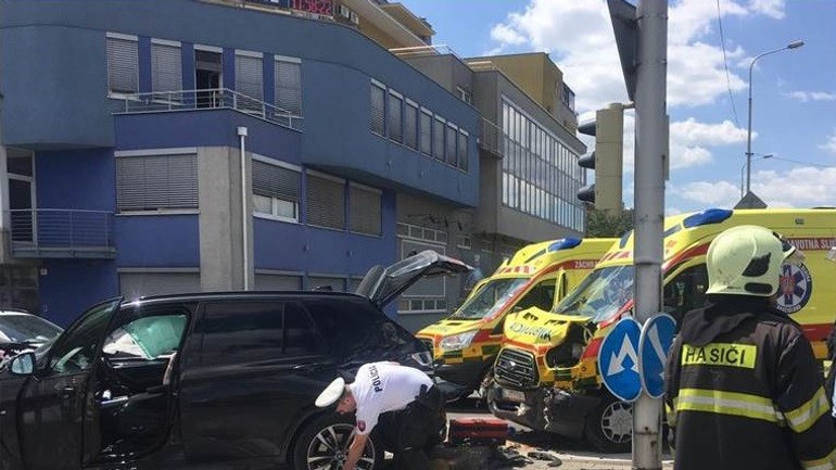 Dopravná nehoda sanitky s BMW X5 v Petržalke